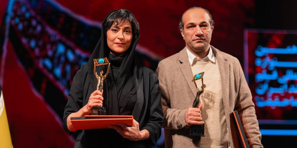 Foto: Shervin Vahdat und Payam Azizi, iranische Regisseure des Kurzdokumentarfilms „With Confidentiality“, halten ihre Auszeichnungen bei der Abschlusszeremonie des Internationalen Dokumentarfilmfestivals des Iran am 15. Dezember 2024. tehrantimes